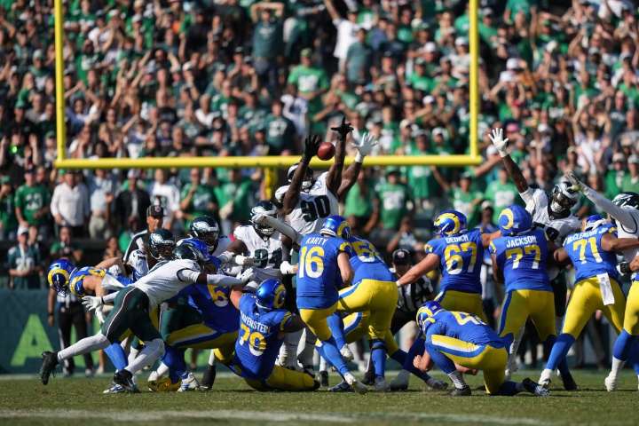 Field goal blocks steal the spotlight at the end of Sunday's early slate of games