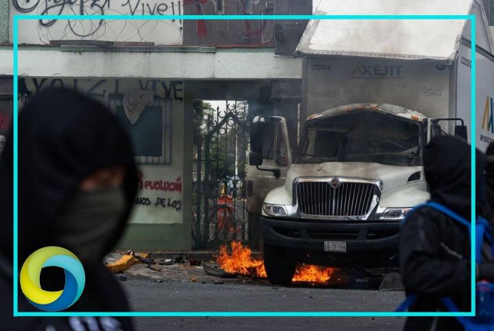 Normalistas vandalizan Campo Militar 1 en protesta por caso Ayotzinapa