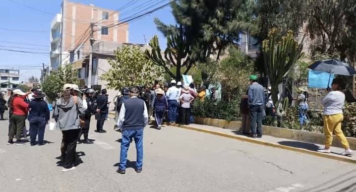 Arequipa: Vecinos de Cerro Colorado frenan desalojo de parque