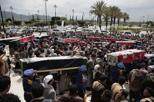 Israel ataca puerto yemení de Hodeida al tiempo que rebeldes hutíes activan defensas aéreas