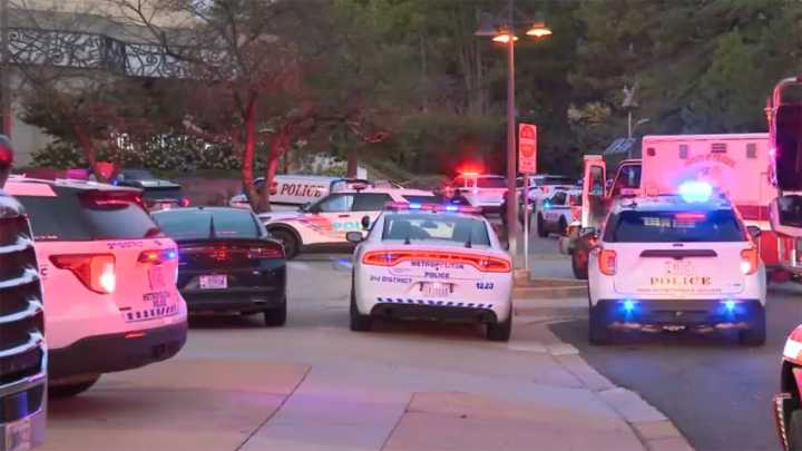Woman hurt after robbery, assault off Connecticut Avenue near UDC