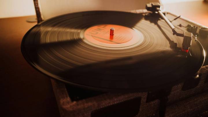 Cómo limpiar correctamente un disco de vinilo antes de ponerlo en el tocadiscos