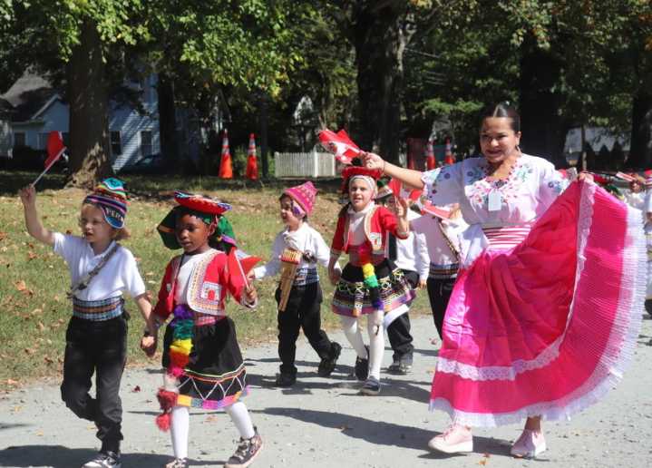 Desfile escolar celebra la herencia hispana en Winston