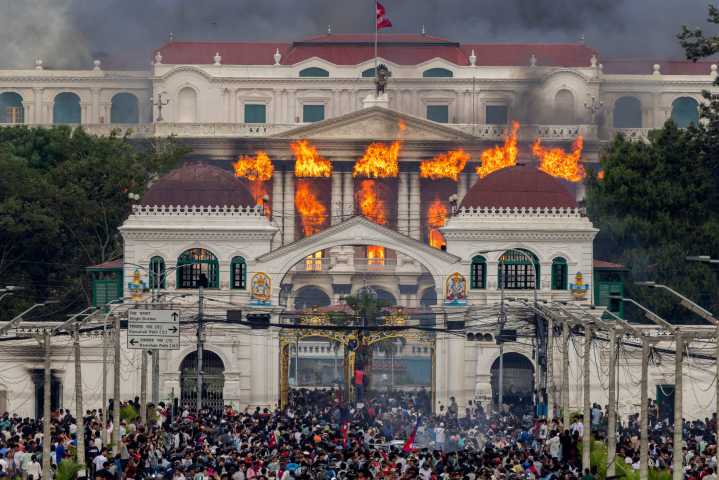 Las violentas protestas en Nepal, por prohibición de redes sociales, en FOTOS Y VIDEOS