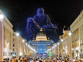 Karol G, Andrea Bocelli y John Legend iluminan la Plaza de San Pedro en el primer macroconcierto del Vaticano