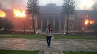 Renuncia el primer ministro de Nepal tras violentas protestas y quema del Parlamento