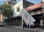 Se cayó un cartel de gran tamaño de un local de calle 25 de Mayo