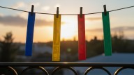 Pocos lo saben: para qué sirve colgar cintas de colores en el balcón