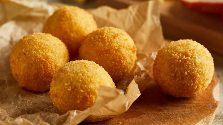 Bombas de papa con sobras de puré: la receta fácil y económica con 7 ingredientes