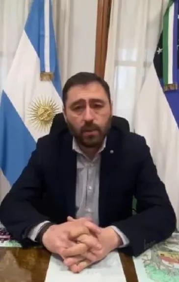 El intendente Marcelo Román aseguró que no renunciará y pidió apoyo al gobernador ante la protesta en el municipio