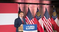 Ron DeSantis impulsa "Deportation Deport" y proyecta "Panhandle Pokey" en el noreste de Florida