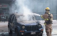 Arde Jeep afuera de agencia
