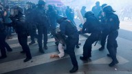 Los sindicatos galos sacan músculo con una protesta masiva contra los recortes