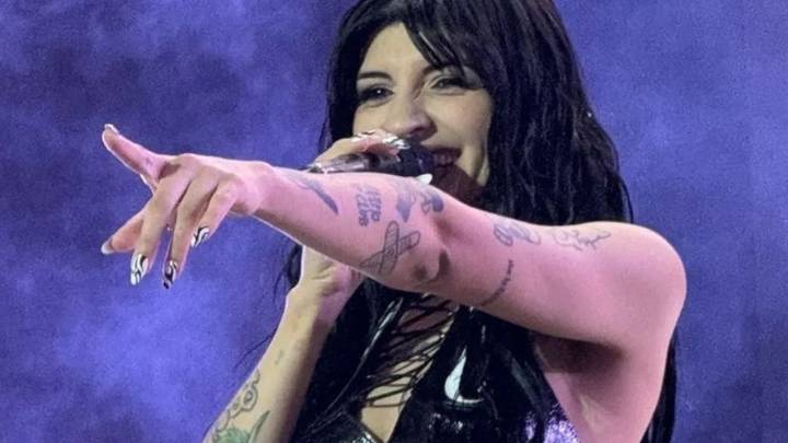 Cazzu lloró en el escenario al homenajear a su hija