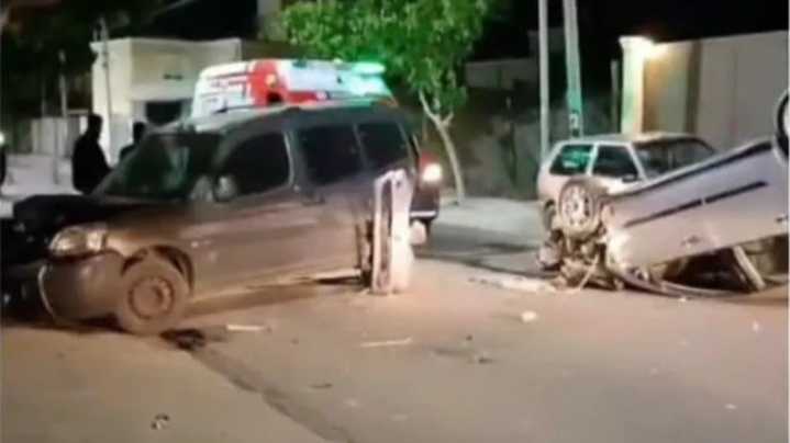 Choque y vuelco en Rivadavia: un auto impactó contra un utilitario estacionado
