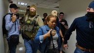 "Esto es discriminación y usa al gobierno como arma contra nosotros”, dicen congresistas hispanos sobre tácticas de ICE