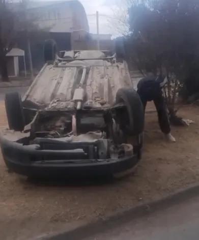 Uno más para el cuaderno: En plena ciudad volcó su auto en aparente estado de ebriedad