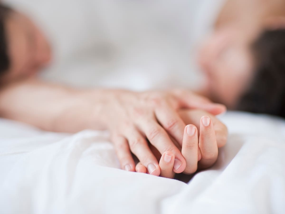 “Podría causar la muerte”: el hábito común que tienen las parejas jóvenes y que puede provocar hemorragias internas, según experto