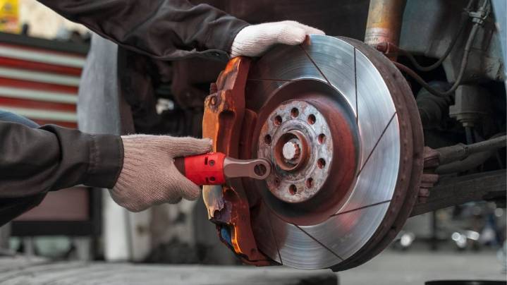 El truco para saber cuánta vida útil le queda a las pastillas de frenos de tu auto