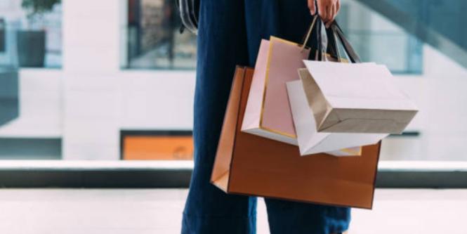 Los estadounidenses planean gastar menos dinero en las fiestas de fin de año
