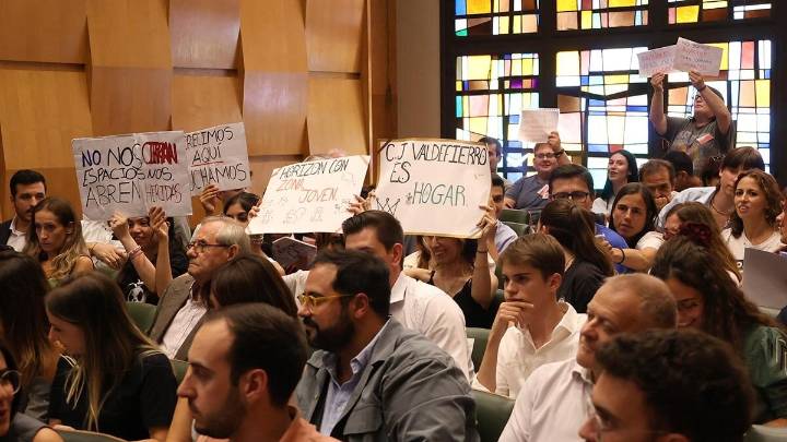 El cierre de siete Zonas Jóvenes de Zaragoza calienta el Pleno del Ayuntamiento
