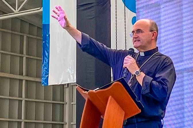 What is the difference between evangelizing and proselytizing?