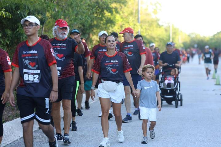 Participa Ana Paty Peralta en carrera con causa a beneficio de la Cruz Roja Delegación Cancún