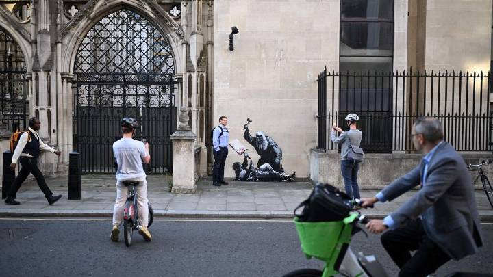 Borrado el mural que Banksy pintó en la fachada del Tribunal Superior de Londres