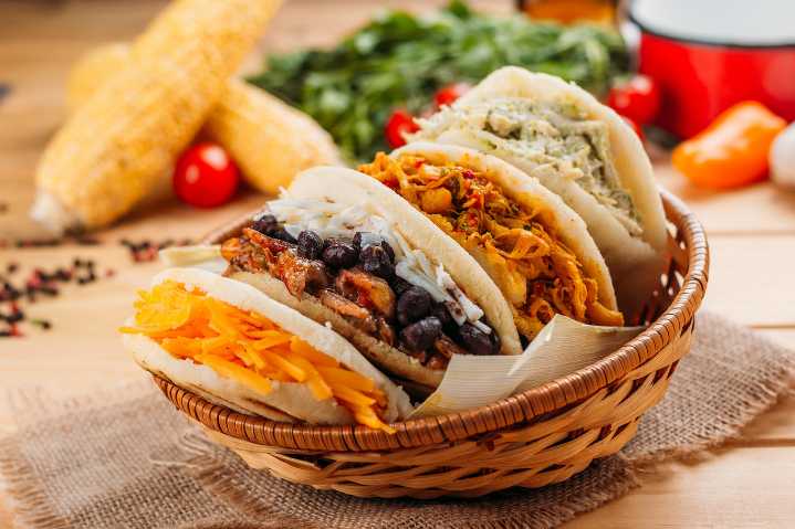 En el Día Mundial de la Arepa, la "Reina Pepiada" es la soberana entre los valencianos 13 de septiembre de 2025 | Cultura En algunos establecimientos del centro de Valencia los precios de la arepa osc