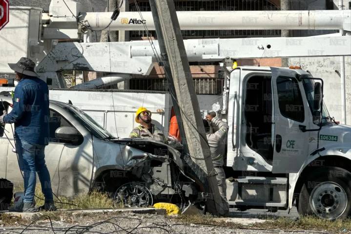 Suburban choca contra poste de electricidad en las Aztecas