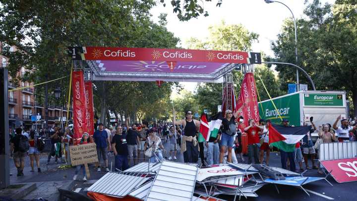 Kwiatkowski responsabiliza a la UCI de la cancelación del final de la Vuelta: "No se puede fingir que no pasa nada"