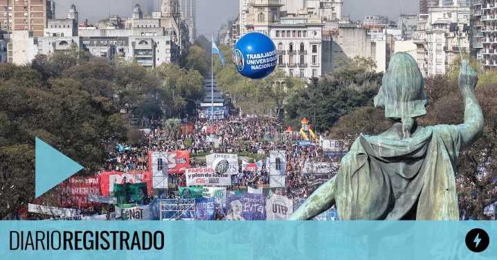 Euforia, festejo y emoción: así se vivió en Plaza Congreso el rechazo a los vetos de Milei