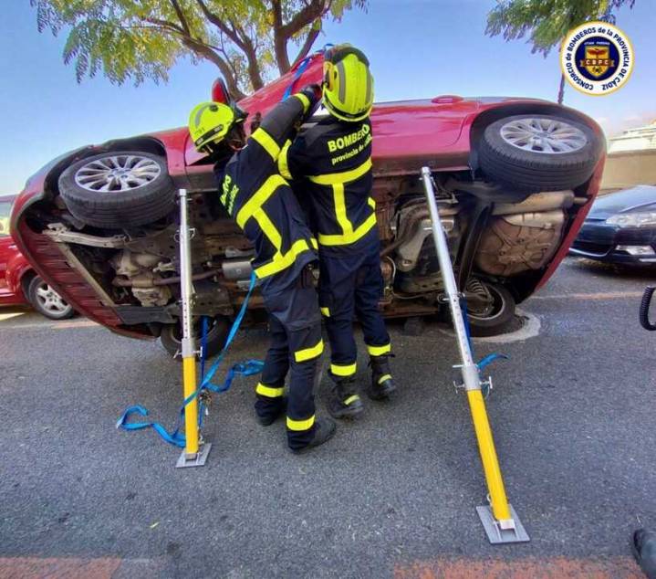 Bomberos rescata a una mujer atrapada en su coche accidentado en la avenida de Bahía Blanca