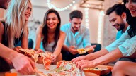 Las excusas para no cenar con amigos, al descubierto en una encuesta viral
