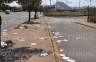 Encuentran gran cantidad de "contratos" tirados sobre la calle