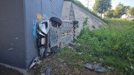 Conductor deja auto "embarrado" en muro del Periférico Ecológico y huye en Puebla