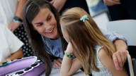 La reina Letizia inaugura el curso escolar a ritmo de Extremoduro