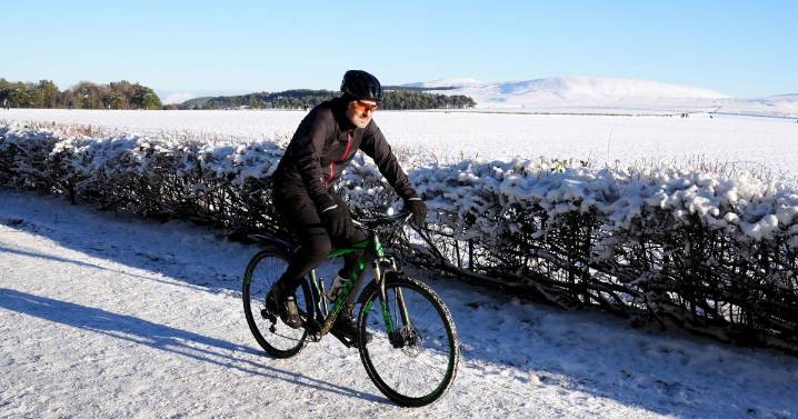 UK weather: SNOW is forecast as temperatures tumble amid brutal season change