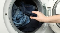 No laves los jeans después de cada uso, es un error: cada cuánto hay que hacerlo y por qué