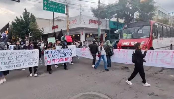 Marchan en Toluca para recordar a estudiantes de Ayotzinapa
