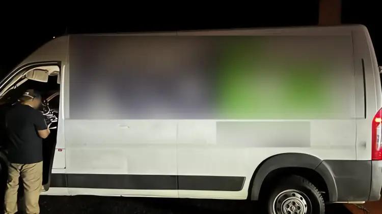 Detienen a empleada de paquetería por tráfico de personas y drogas en Arizona