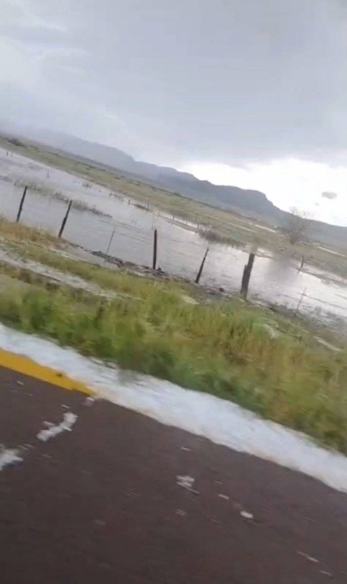 Captan granizo e inundación en carretera Chihuahua