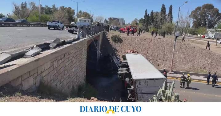 [VIDEO] Volcó un camión con carne y la policía tiró balas de goma para dispersar a quienes querían robar la mercadería