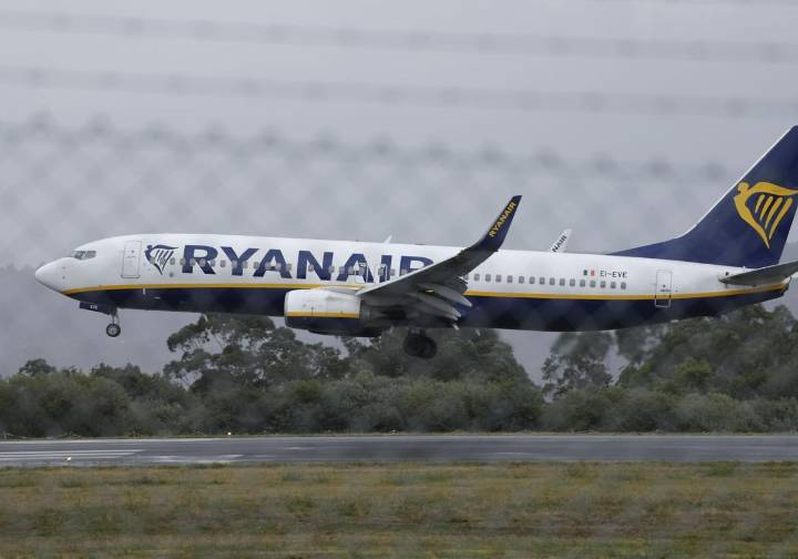 Las aerolíneas de bajo coste se lanzan a por el millón de asientos que deja Ryanair
