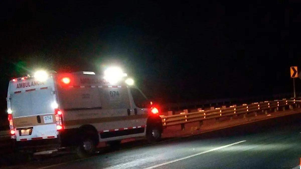 Tráiler choca una camioneta y la proyecta contra muro central en autopista Puebla