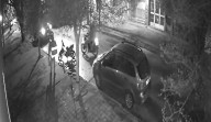 Entregaba un pedido cuando dos motochorros lo abordaron: se defendió a las piñas y le dispararon