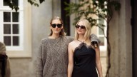 Las faldas largas y vestidos se llevan con mocasines, ballerinas y tenis en septiembre 2025