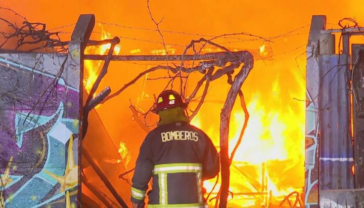 Incendio afecta a sitio eriazo de Quinta Normal: hay riesgo de propagación