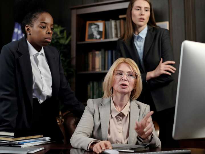 Trabajar en Estados Unidos: cuánto gana un asistente legal anualmente en 2025