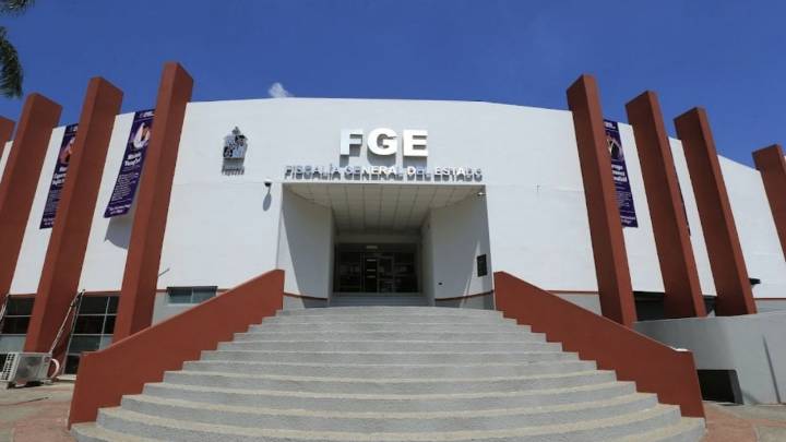 Personal de la Fiscalía de Tabasco reparte volantes de personas desaparecidas